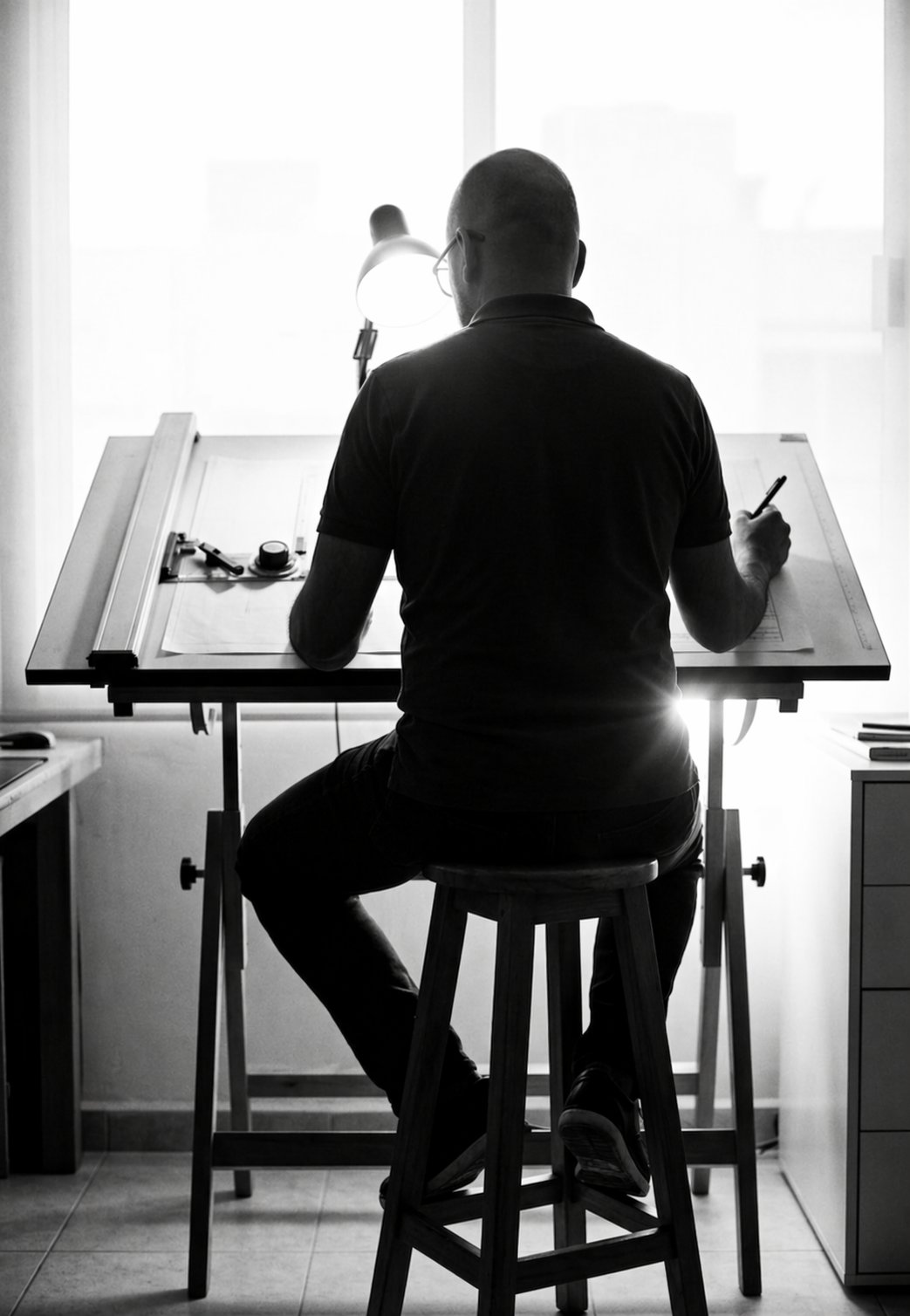 Julio Quintero Arquitecto en su mesa de trabajo